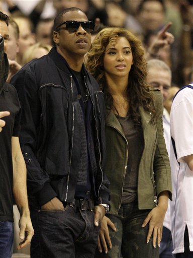jay z and beyonce kissing. Booed by wearing jay-z at